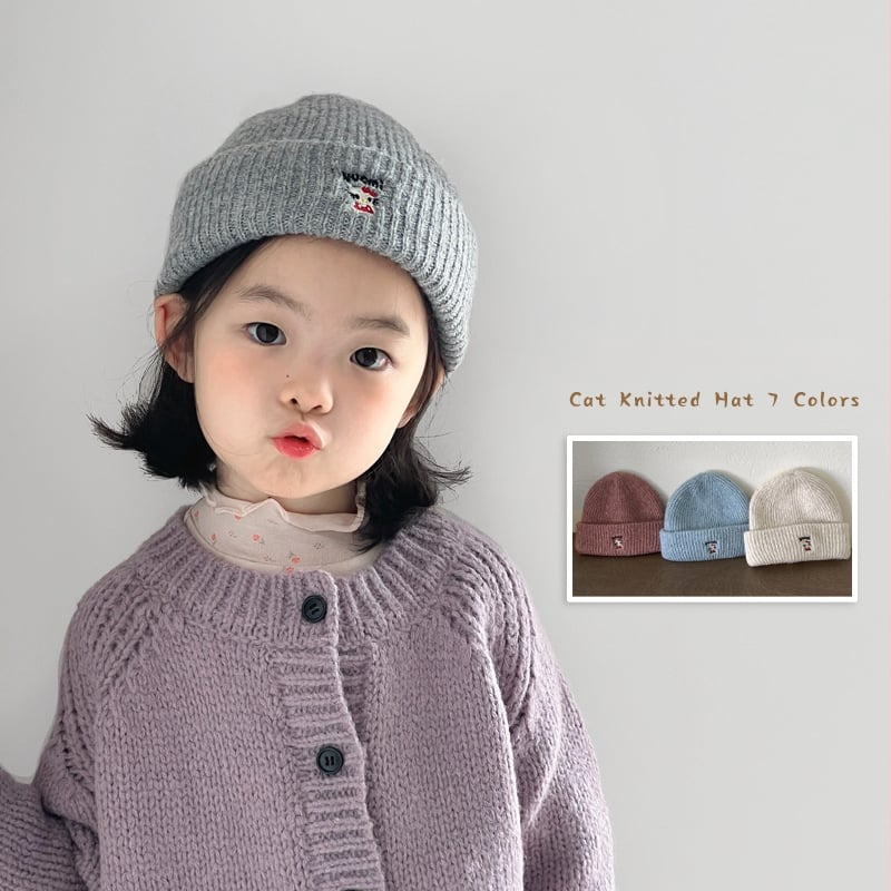 Kötött gyerek sapka macskás hímzéssel — Winter 2025, meleg és szélálló, kupola alakú, macskás hímzés, 2–10 éveseknek
