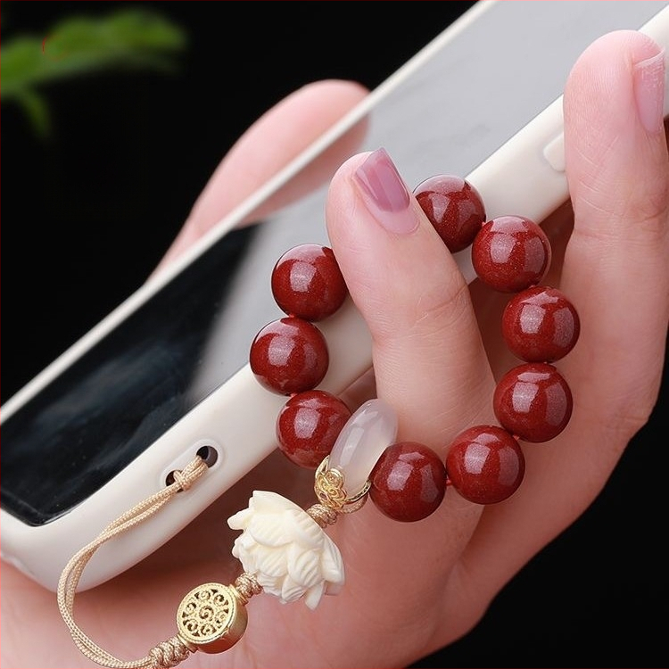 Cinnabar karoliai su viduramžių stiliumi ir literatūrinio retro detalėmis, 2025 m. pavasaris leidimas.