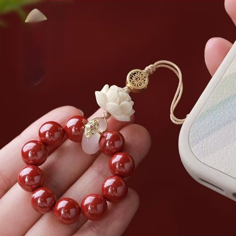 Cinnabar karoliai su viduramžių stiliumi ir literatūrinio retro detalėmis, 2025 m. pavasaris leidimas.