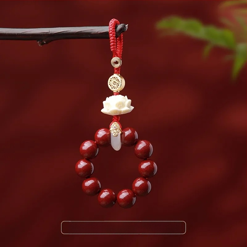 Cinnabar karoliai su viduramžių stiliumi ir literatūrinio retro detalėmis, 2025 m. pavasaris leidimas.