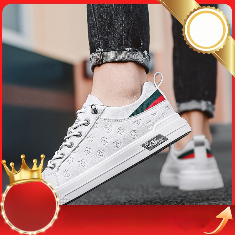 Férfi mokaszlin micro-szálas felsővel, hegyes orr, gumírozott talp, elülső pántos zárás, kényelmes viselet