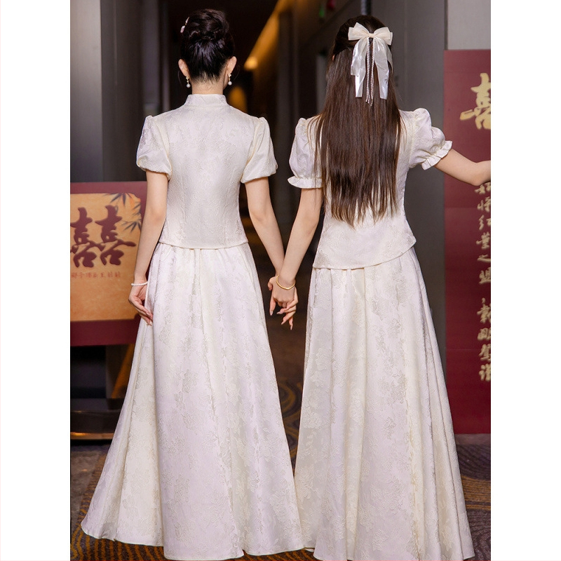 Китайски стил рокля за шаферки със стоечна яка, дълги ръкави и дълга пола; полиестер ≥95% с вторичен плат 30–50%