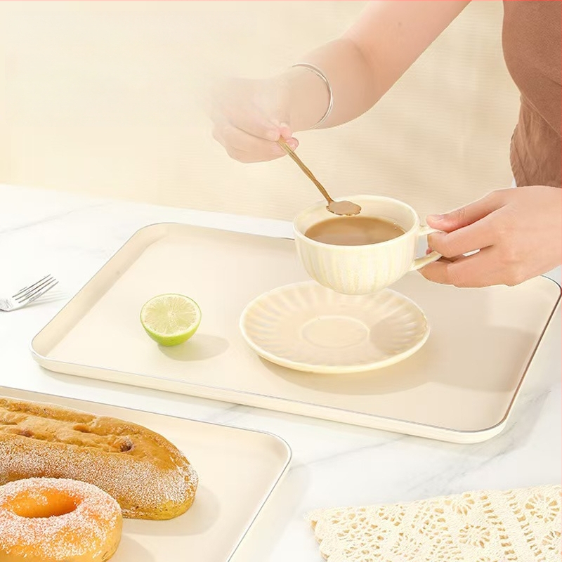 Šiaurietiško stiliaus stačiakampis plastikinis padėklas vaisiams ir arbatiniams puodeliams