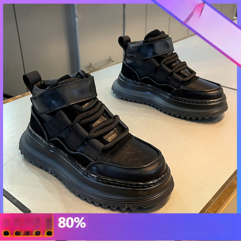 Mārtiņa zābaki – virsējais materiāls no mikrošķiedru ādas, gumijas zole, 3–5 cm papēdis, priekšējais šņorēšana, zems augstums (Virs: mikrošķiedru āda; Zole: gumija; Papēdis: 3–5 cm; Šņorēšana: priekšējā; Zems augstums)