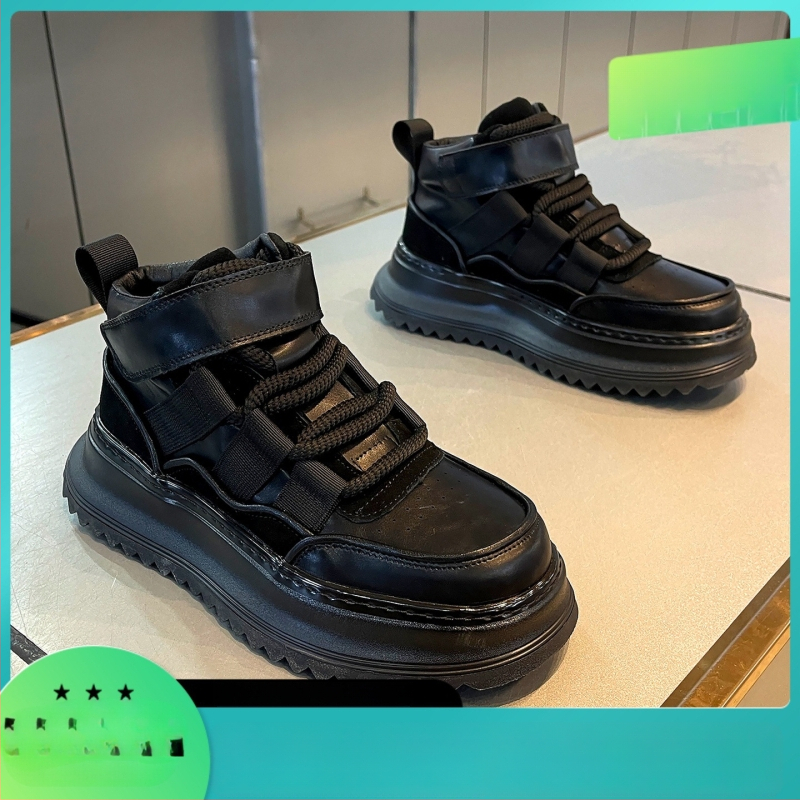 Mārtiņa zābaki – virsējais materiāls no mikrošķiedru ādas, gumijas zole, 3–5 cm papēdis, priekšējais šņorēšana, zems augstums (Virs: mikrošķiedru āda; Zole: gumija; Papēdis: 3–5 cm; Šņorēšana: priekšējā; Zems augstums)