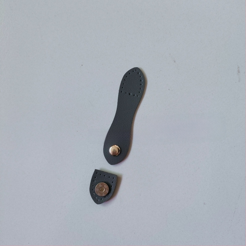 Χειροποίητο αξεσουάρ για τσάντες - μαγνητικό δερμάτινο κούμπωμα, κυκλικό διαφανές στοιχείο, πλεκτό υλικό με κοχύλι