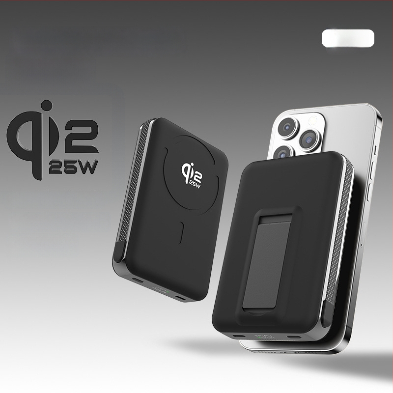Power Bank ar solid-state bateriju, iebūvētu statīvu un magnētisku bezvadu uzlādi 25W, Qi2.2 protokols, maksimālā izeja 35W
