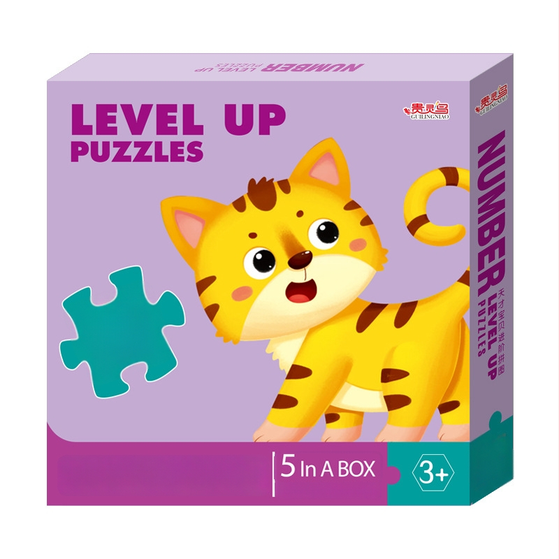 Пъзел карти: 5-10 карти с животни, динозаври и строителни машини; хартия; за деца 0-3 г.; цветна кутия.