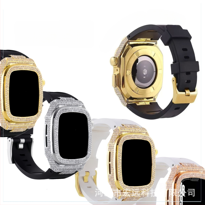 Deimantais įklijuotas apsauginis dėklas Apple Watch; lydinio korpusas ir silikoninis dirželis; suderinamas su Apple Watch Series 7/8 ir SE; svoris 65 g.