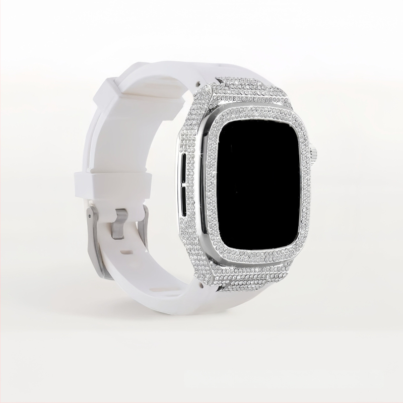 Deimantais įklijuotas apsauginis dėklas Apple Watch; lydinio korpusas ir silikoninis dirželis; suderinamas su Apple Watch Series 7/8 ir SE; svoris 65 g.