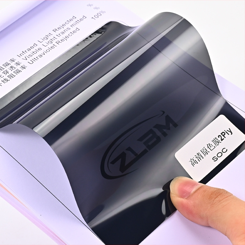 Automašīnas logu folija, PET termoizolācijas folija, gaismas pārraidīšana 5–80%, siltuma izolācija 40–90%, UV aizsardzība 60–99%, biezums 2 mil