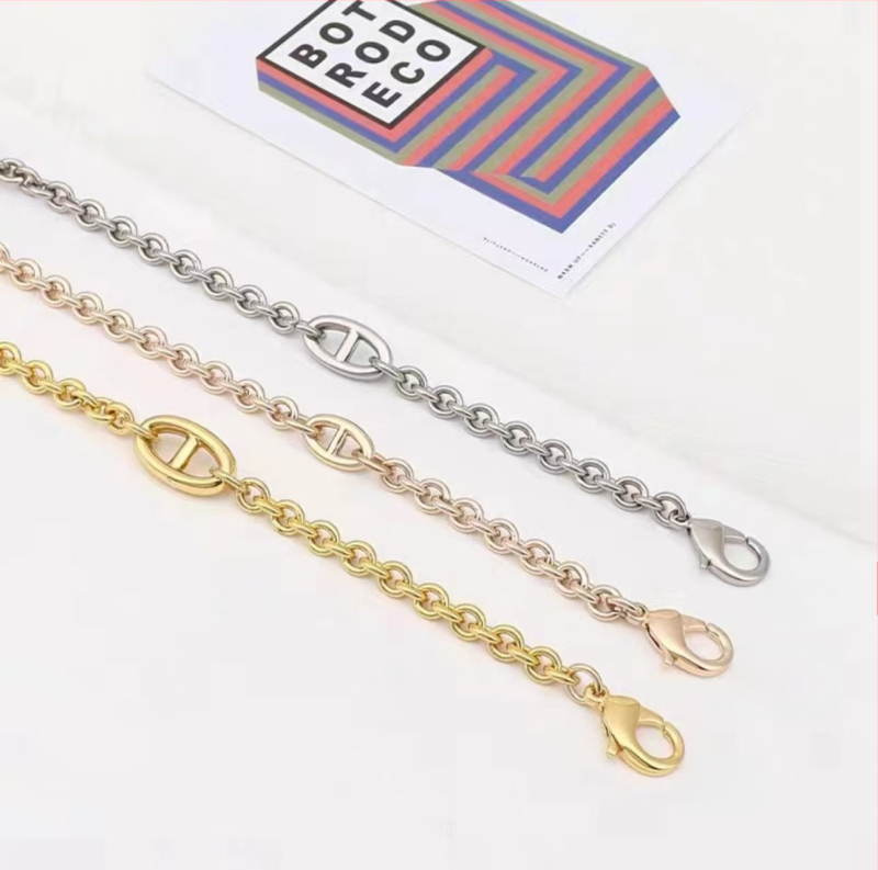 Ζώνη τσάντας/ώμου Yu Yi, μεταλλική, γεωμετρικό μοτίβο, εξουσιοδοτημένη ιδιωτική μάρκα, άνοιξη 2023.