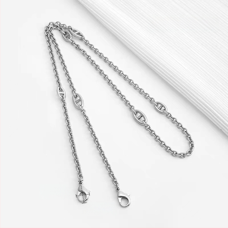 Ζώνη τσάντας/ώμου Yu Yi, μεταλλική, γεωμετρικό μοτίβο, εξουσιοδοτημένη ιδιωτική μάρκα, άνοιξη 2023.