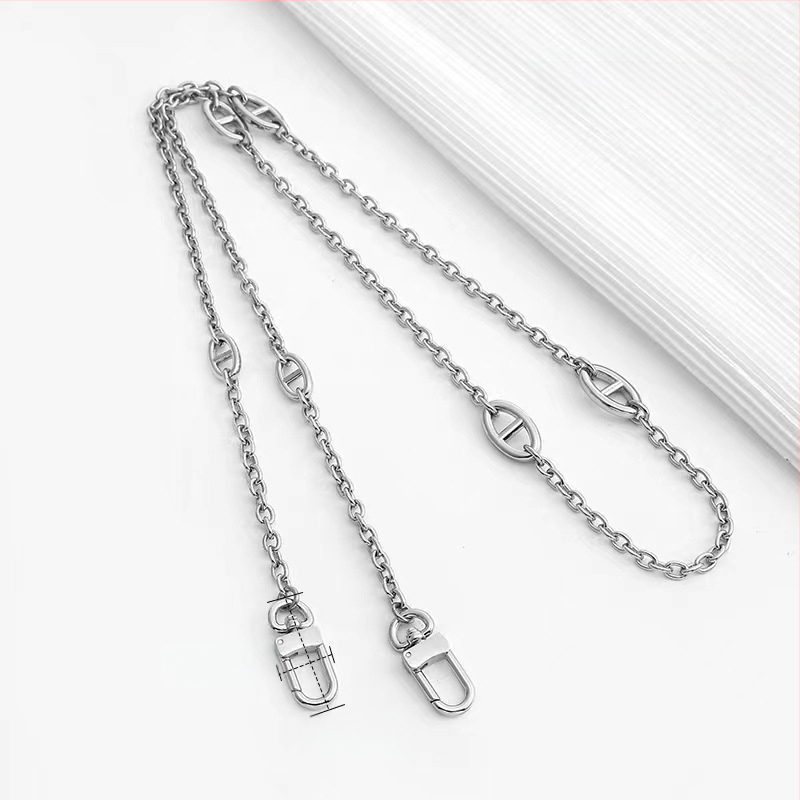 Ζώνη τσάντας/ώμου Yu Yi, μεταλλική, γεωμετρικό μοτίβο, εξουσιοδοτημένη ιδιωτική μάρκα, άνοιξη 2023.