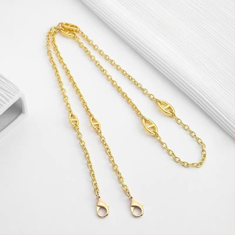 Ζώνη τσάντας/ώμου Yu Yi, μεταλλική, γεωμετρικό μοτίβο, εξουσιοδοτημένη ιδιωτική μάρκα, άνοιξη 2023.