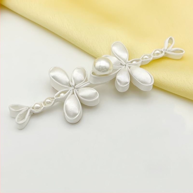 Декоративна закопчалка за ханфу и чънгсам с мотив водно конче и цвете, ръчно изработена с перлите (сатенова материя; висококачествена конструкция; подходяща за Тан костюм, ханфу и чънгсам)