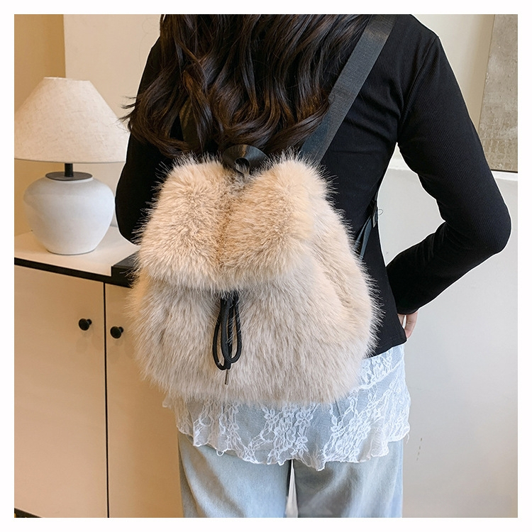 Βελούδινο σακίδιο με κορδόνι – φρέσκο και γλυκό στυλ, ύφασμα βελούδινο, άνοιξη 2025, επένδυση από συνθετικό δέρμα, κλείσιμο με καπάκι, εσωτερικές θήκες για κινητό και ταυτότητα