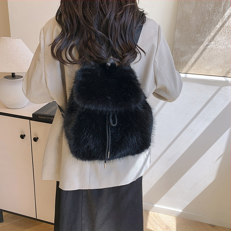 Βελούδινο σακίδιο με κορδόνι – φρέσκο και γλυκό στυλ, ύφασμα βελούδινο, άνοιξη 2025, επένδυση από συνθετικό δέρμα, κλείσιμο με καπάκι, εσωτερικές θήκες για κινητό και ταυτότητα