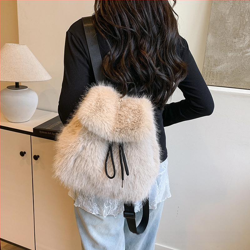 Βελούδινο σακίδιο με κορδόνι – φρέσκο και γλυκό στυλ, ύφασμα βελούδινο, άνοιξη 2025, επένδυση από συνθετικό δέρμα, κλείσιμο με καπάκι, εσωτερικές θήκες για κινητό και ταυτότητα