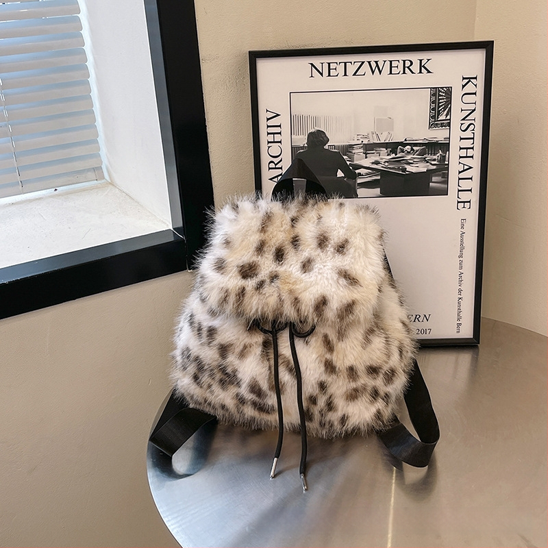 Βελούδινο σακίδιο με κορδόνι – φρέσκο και γλυκό στυλ, ύφασμα βελούδινο, άνοιξη 2025, επένδυση από συνθετικό δέρμα, κλείσιμο με καπάκι, εσωτερικές θήκες για κινητό και ταυτότητα