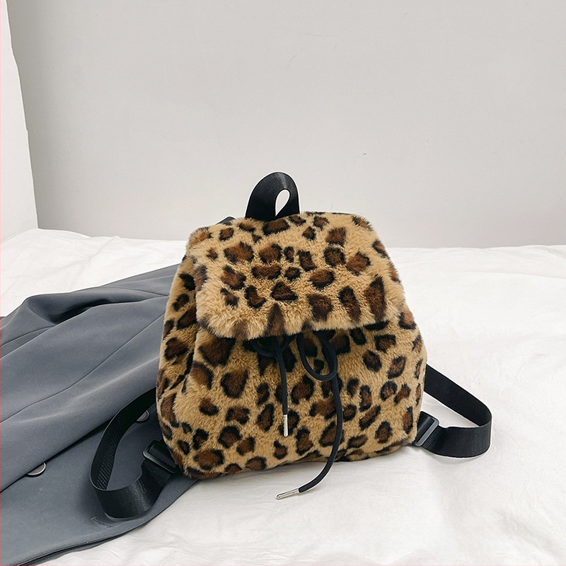 Βελούδινο σακίδιο με κορδόνι – φρέσκο και γλυκό στυλ, ύφασμα βελούδινο, άνοιξη 2025, επένδυση από συνθετικό δέρμα, κλείσιμο με καπάκι, εσωτερικές θήκες για κινητό και ταυτότητα