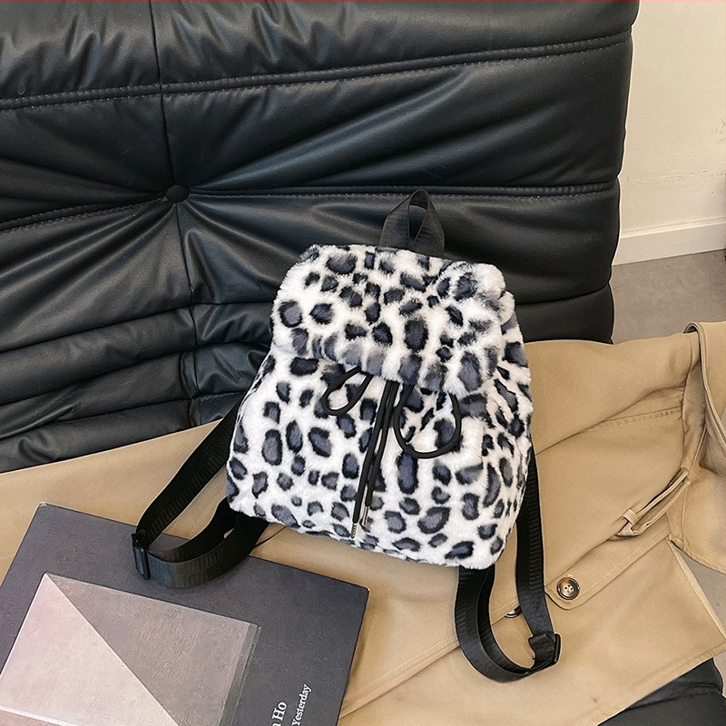 Βελούδινο σακίδιο με κορδόνι – φρέσκο και γλυκό στυλ, ύφασμα βελούδινο, άνοιξη 2025, επένδυση από συνθετικό δέρμα, κλείσιμο με καπάκι, εσωτερικές θήκες για κινητό και ταυτότητα