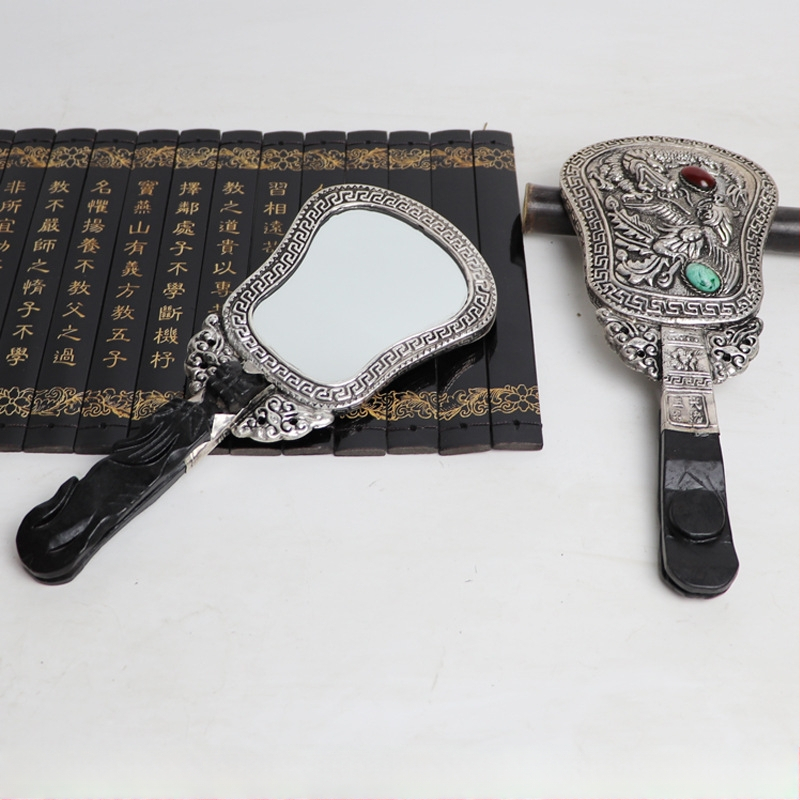 Hanfu fotografijos rekvizitas: rankoje laikomas veidrodis su Drakono ir Fenikso plokštele senoviniam kostiumui