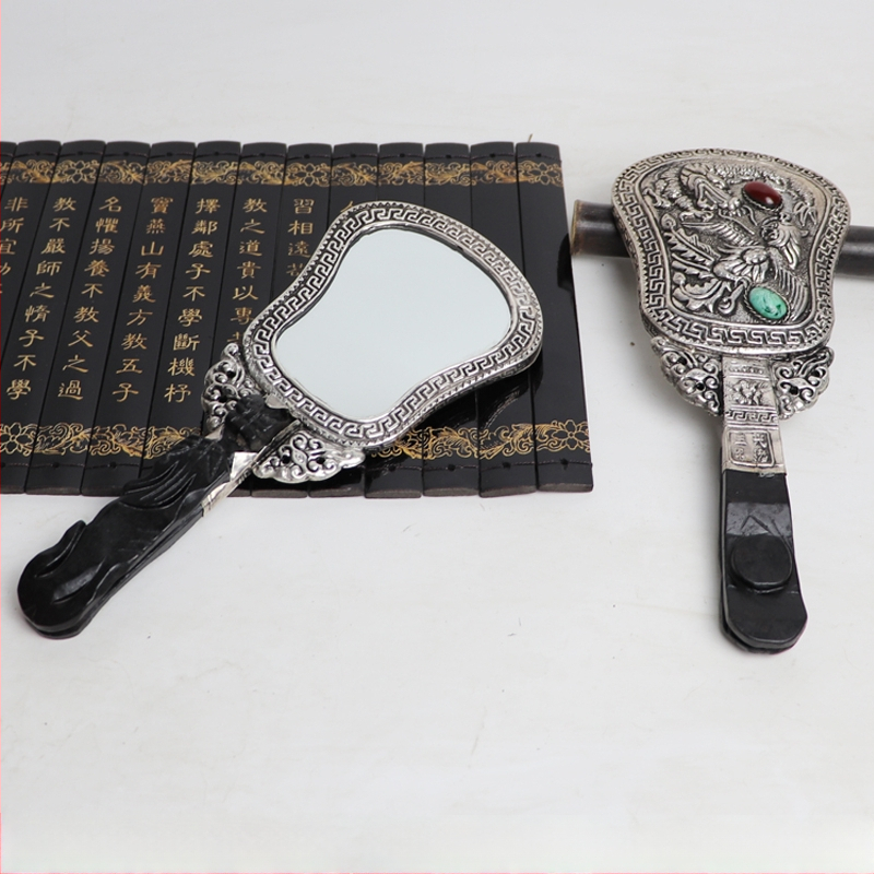 Hanfu fotografijos rekvizitas: rankoje laikomas veidrodis su Drakono ir Fenikso plokštele senoviniam kostiumui