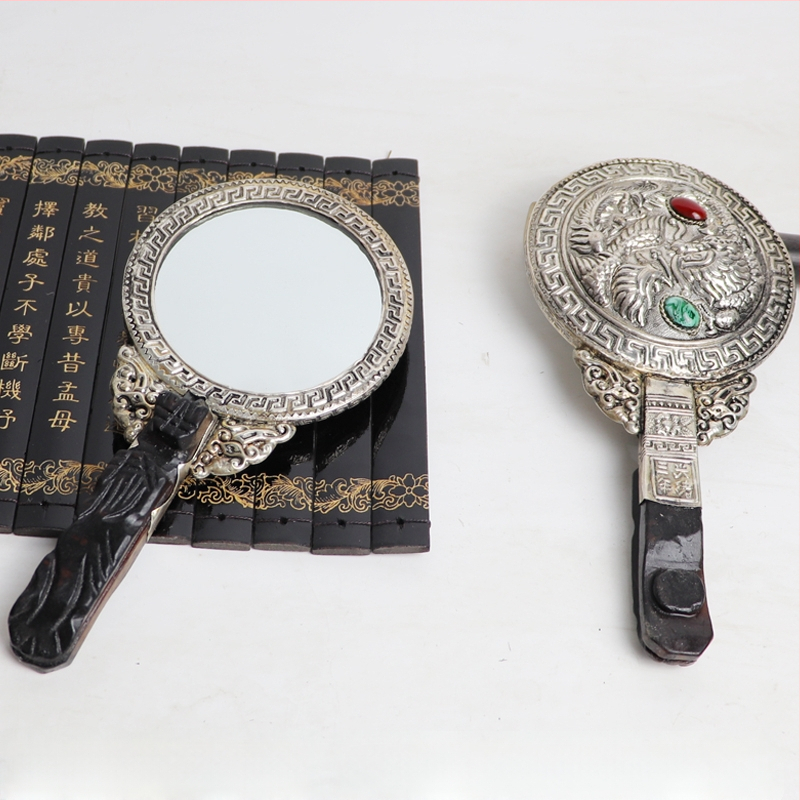 Hanfu fotografijos rekvizitas: rankoje laikomas veidrodis su Drakono ir Fenikso plokštele senoviniam kostiumui