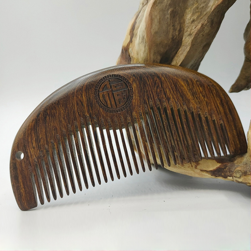 Hanfu fotografijos rekvizitas: rankoje laikomas veidrodis su Drakono ir Fenikso plokštele senoviniam kostiumui