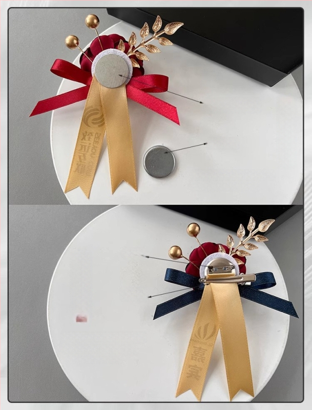 Magnetinė kokardė su šilko gėlyte ir įmonės logotipu, lipnus tvirtinimas; tinkama atidarymo ceremonijoms; verslo dovanos, reklaminės dovanos, susitikimų dovanos.