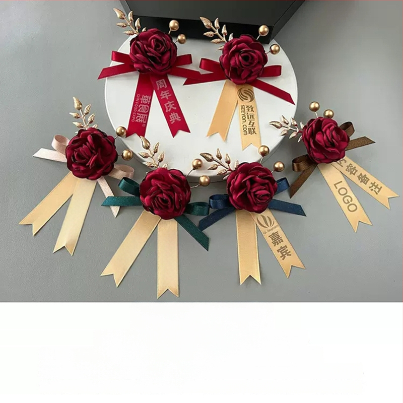 Magnetinė kokardė su šilko gėlyte ir įmonės logotipu, lipnus tvirtinimas; tinkama atidarymo ceremonijoms; verslo dovanos, reklaminės dovanos, susitikimų dovanos.