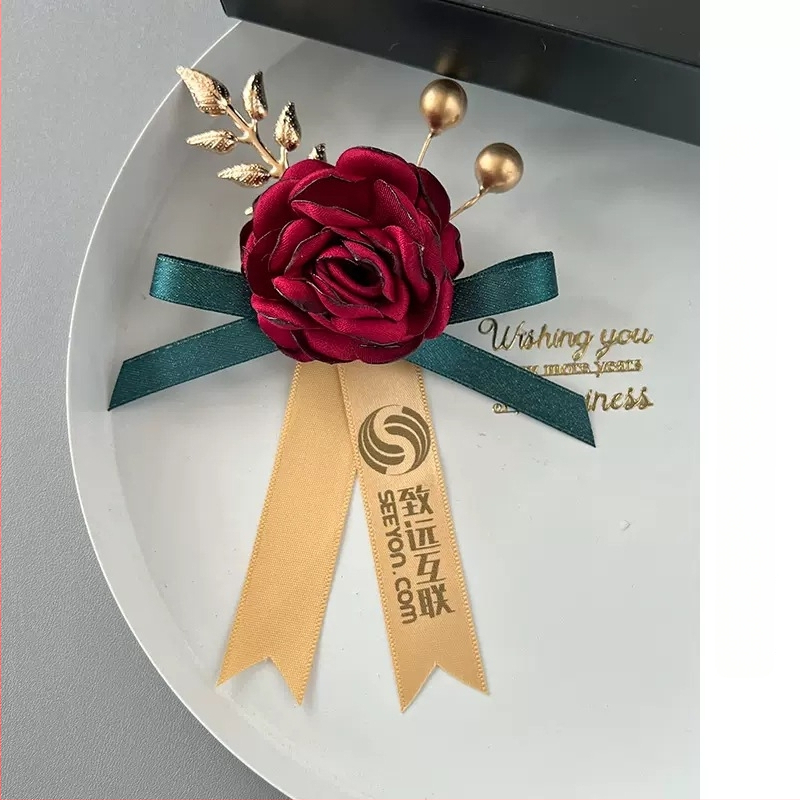 Magnetinė kokardė su šilko gėlyte ir įmonės logotipu, lipnus tvirtinimas; tinkama atidarymo ceremonijoms; verslo dovanos, reklaminės dovanos, susitikimų dovanos.