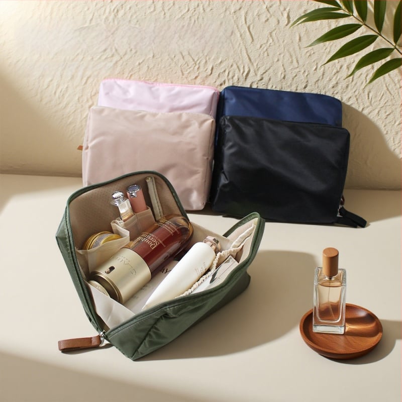 Козметична чанта – урбанистичен минимализъм; полиестер, без подплата; дишаща, водоустойчива и подходяща за съхранение; унисекс