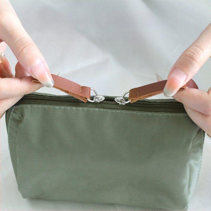 Козметична чанта – урбанистичен минимализъм; полиестер, без подплата; дишаща, водоустойчива и подходяща за съхранение; унисекс