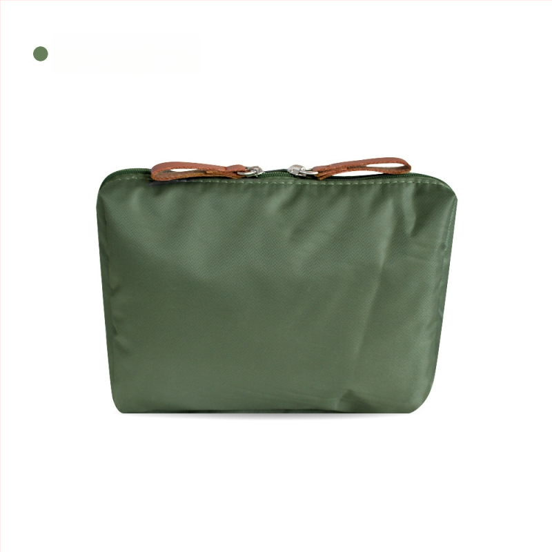 Козметична чанта – урбанистичен минимализъм; полиестер, без подплата; дишаща, водоустойчива и подходяща за съхранение; унисекс