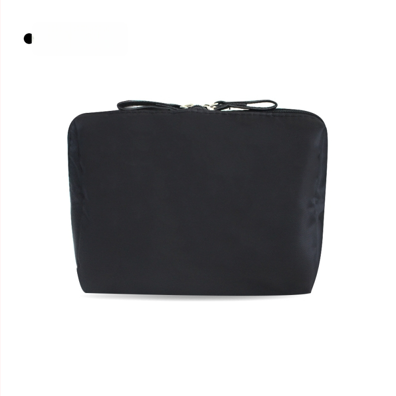 Козметична чанта – урбанистичен минимализъм; полиестер, без подплата; дишаща, водоустойчива и подходяща за съхранение; унисекс