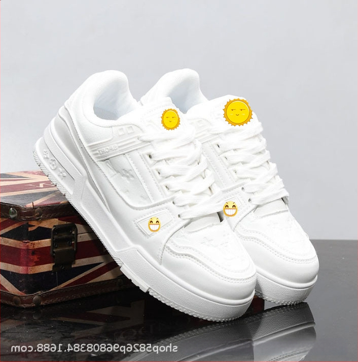 Vastag talpú cipő vászon felsőrésszel, virágos hímzéssel, kerek orr, fűzős zárás, középtalpa 3–5 cm