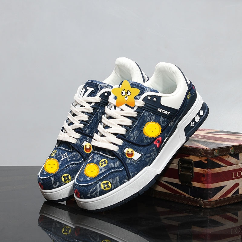 Vastag talpú cipő vászon felsőrésszel, virágos hímzéssel, kerek orr, fűzős zárás, középtalpa 3–5 cm