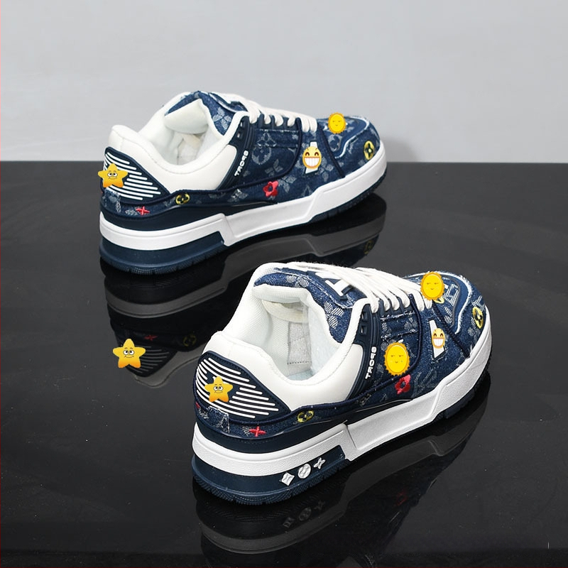 Vastag talpú cipő vászon felsőrésszel, virágos hímzéssel, kerek orr, fűzős zárás, középtalpa 3–5 cm