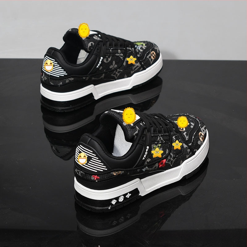 Vastag talpú cipő vászon felsőrésszel, virágos hímzéssel, kerek orr, fűzős zárás, középtalpa 3–5 cm