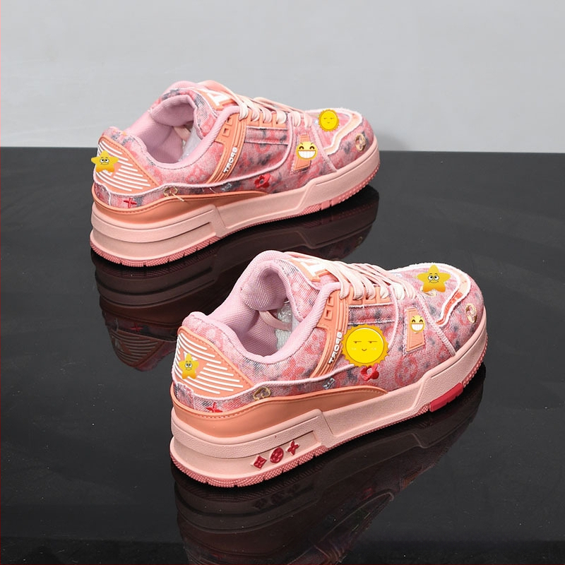 Vastag talpú cipő vászon felsőrésszel, virágos hímzéssel, kerek orr, fűzős zárás, középtalpa 3–5 cm