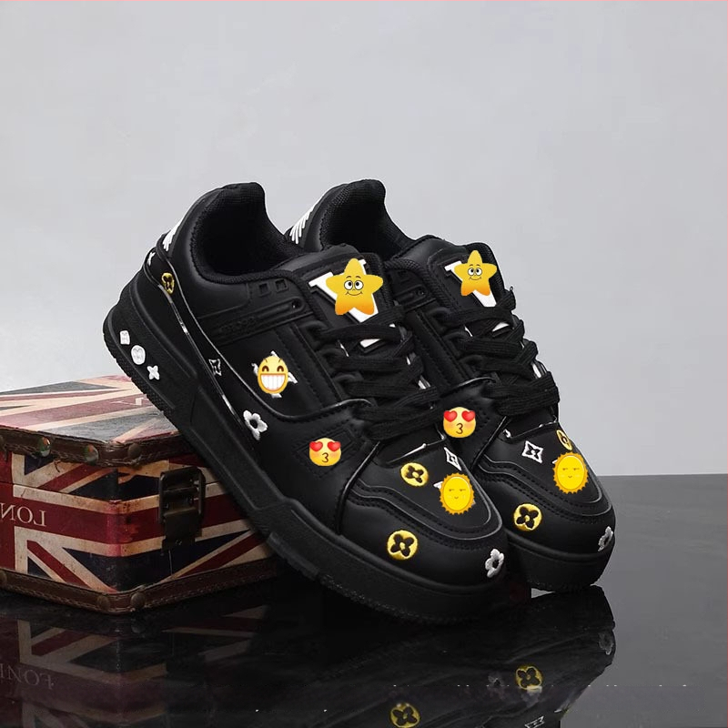 Vastag talpú cipő vászon felsőrésszel, virágos hímzéssel, kerek orr, fűzős zárás, középtalpa 3–5 cm