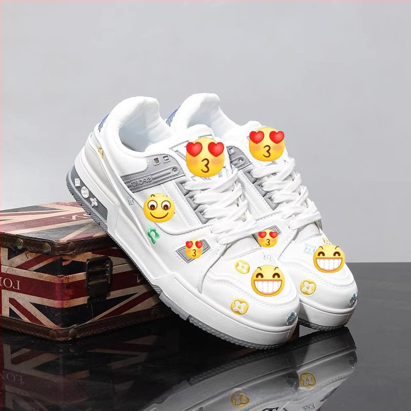 Vastag talpú cipő vászon felsőrésszel, virágos hímzéssel, kerek orr, fűzős zárás, középtalpa 3–5 cm