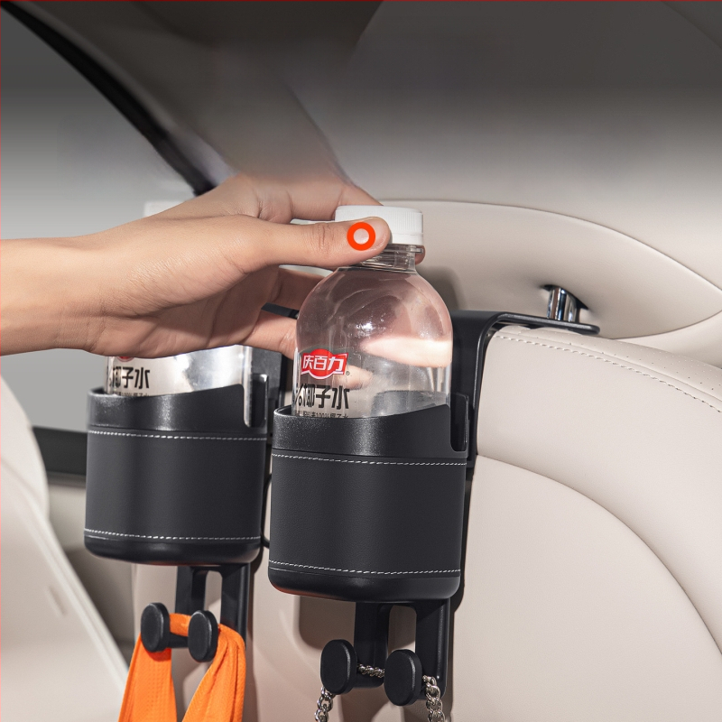 Organizētājs aizmugurējā sēdekļa ar pudeles turētāju, tālruņa turētāju un uzkaramo uzglabāšanas somu — Materiāls: ABS+Āda; Lietošana: aizmugure sēdekļa; Funkcija: daudzfunkcionālais uzglabāšana; Uzglabāšanas tips: pakarināma soma; Logo apdruka: iespējama