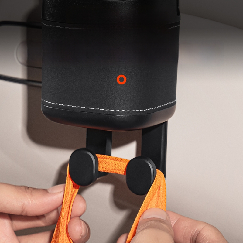 Organizētājs aizmugurējā sēdekļa ar pudeles turētāju, tālruņa turētāju un uzkaramo uzglabāšanas somu — Materiāls: ABS+Āda; Lietošana: aizmugure sēdekļa; Funkcija: daudzfunkcionālais uzglabāšana; Uzglabāšanas tips: pakarināma soma; Logo apdruka: iespējama