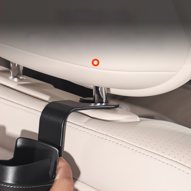 Organizētājs aizmugurējā sēdekļa ar pudeles turētāju, tālruņa turētāju un uzkaramo uzglabāšanas somu — Materiāls: ABS+Āda; Lietošana: aizmugure sēdekļa; Funkcija: daudzfunkcionālais uzglabāšana; Uzglabāšanas tips: pakarināma soma; Logo apdruka: iespējama