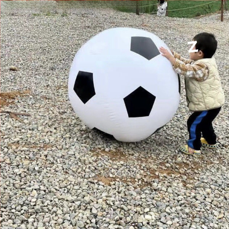 Piepūšama futbola bumba no PVC, šūta ar mašīnas šuvumiem, bez logotipa, vispārējai lietošanai