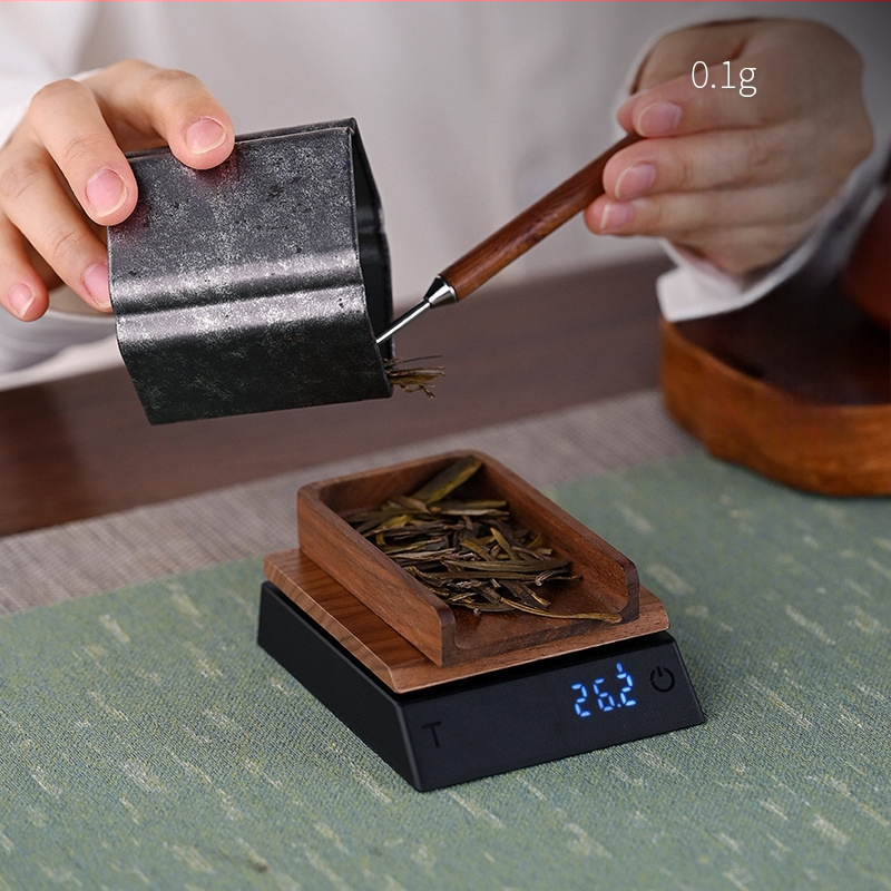 Diófa teás mérleg 0,1 g pontossággal, tartalmaz kis teáskanalat, modell JH-C30, teherbírás 2000 g, elektronikus mérés, beépített újratölthető akkumulátor