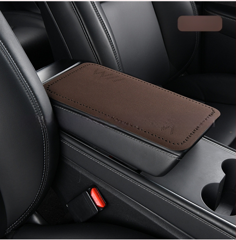 Automobiļa rokas balsta spilvens - ultra plāns pūkains centrālais rokas balsta pārvalks, trīsstūra perforācijas, četros gadalaikos universāls, PU materiāls, logotipa drukāšana pieejama